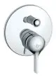 Verchromte Badarmatur von Ideal Standard, mit runder Wandplatte und einem Hebel zum regulieren des Wasserflusses.